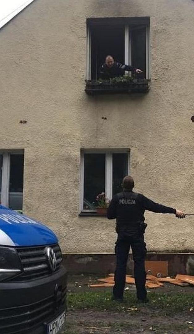 Policjanci uratowali kobietę z płonącego domu